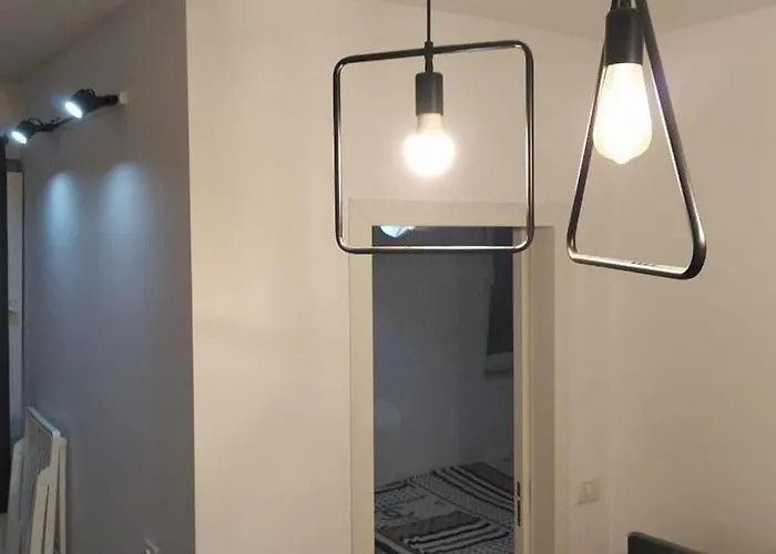 Lovely 1 Bedroom Near Eye Of דירה *
